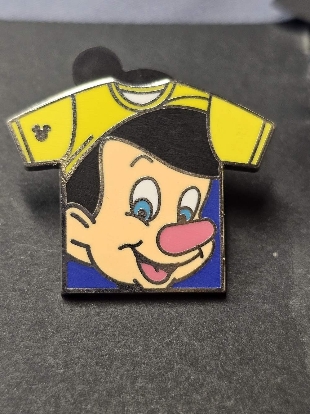 DLR PINOCCHIO T- SHIRT PINS- HIDDEN MICKEY 2011 IN TENTH SERIES #85643